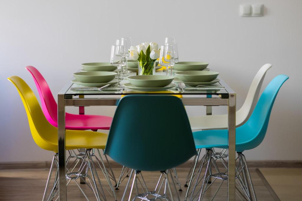 Colorful Apartment Jasnodworska in Warsaw with Air Conditoning, Gym and Parking by Noclegi Renters 8