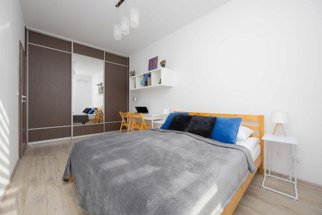 Colorful Apartment Jasnodworska in Warsaw with Air Conditoning, Gym and Parking by Noclegi Renters 5