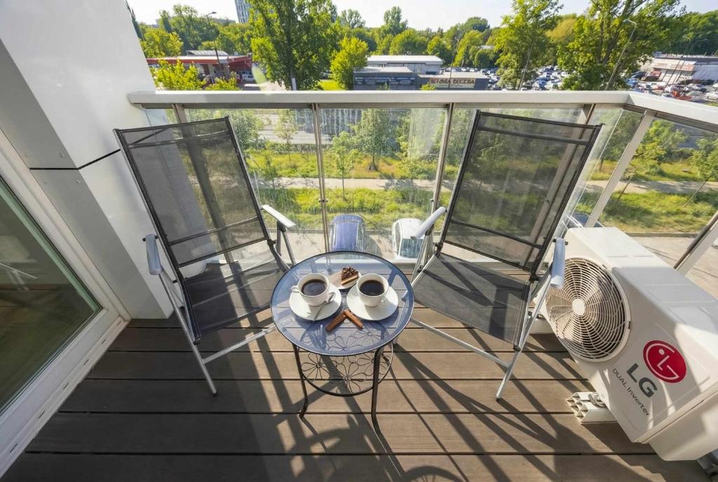 Colorful Apartment Jasnodworska in Warsaw with Air Conditoning, Gym and Parking by Noclegi Renters 6