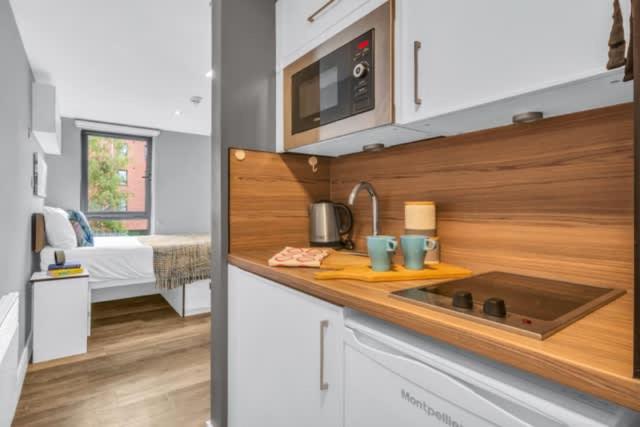 Studio For 2 In Leeds Free Breakfast 2
