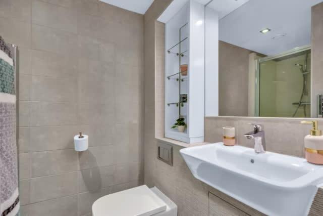 Studio For 2 In Leeds Free Breakfast 3