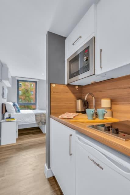 Studio For 2 In Leeds Free Breakfast 7