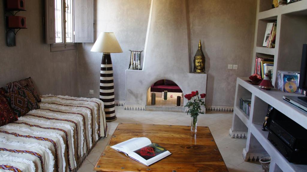 un salon avec un canapé et une cheminée dans l'établissement Riad Jardin des Orangers, à Taroudant