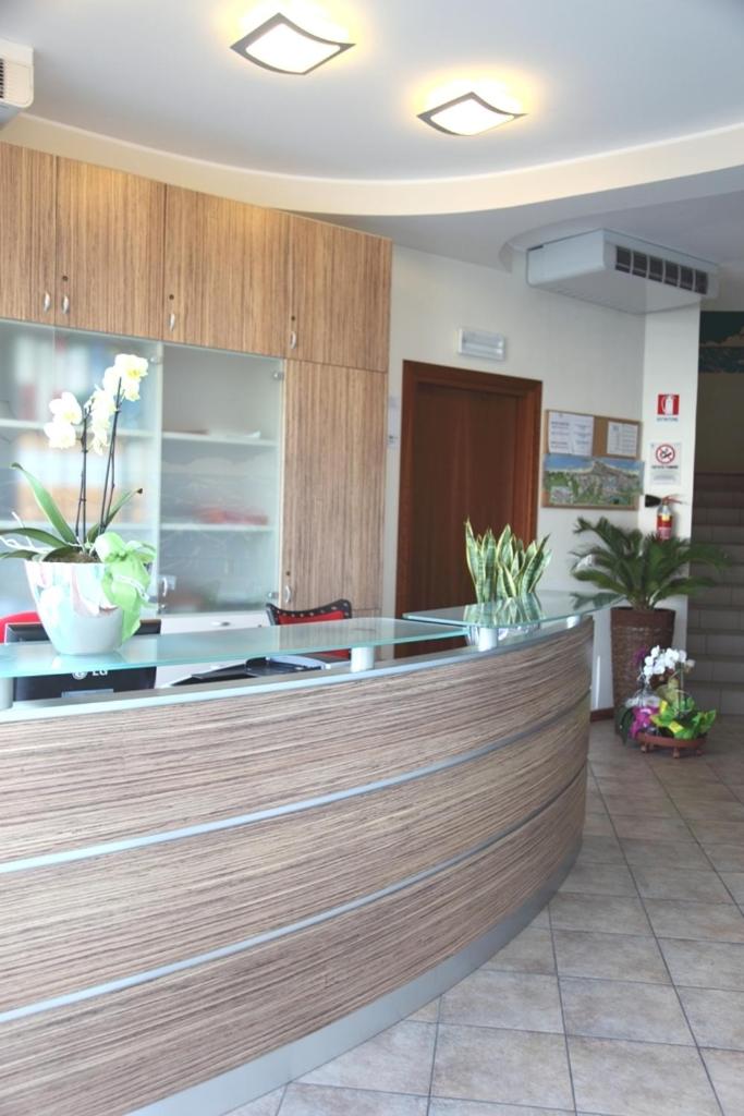 une cuisine avec un comptoir avec des fleurs dessus dans l'établissement Aparthotel Gioia, à Caorle