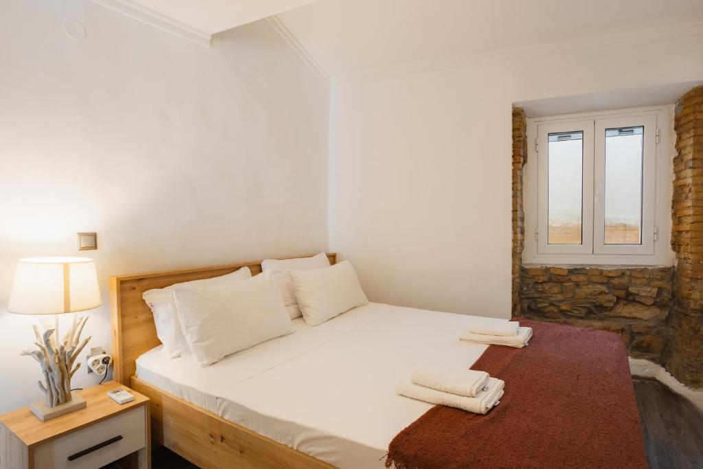 Cozy Loft near Port- Full Kitchen, AC, Parking 7