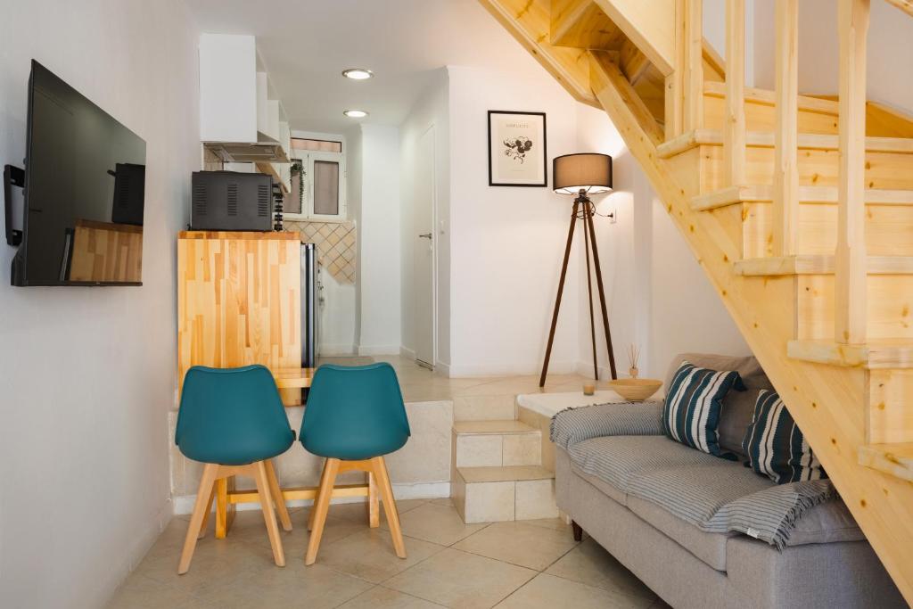Cozy Loft near Port- Full Kitchen, AC, Parking 5