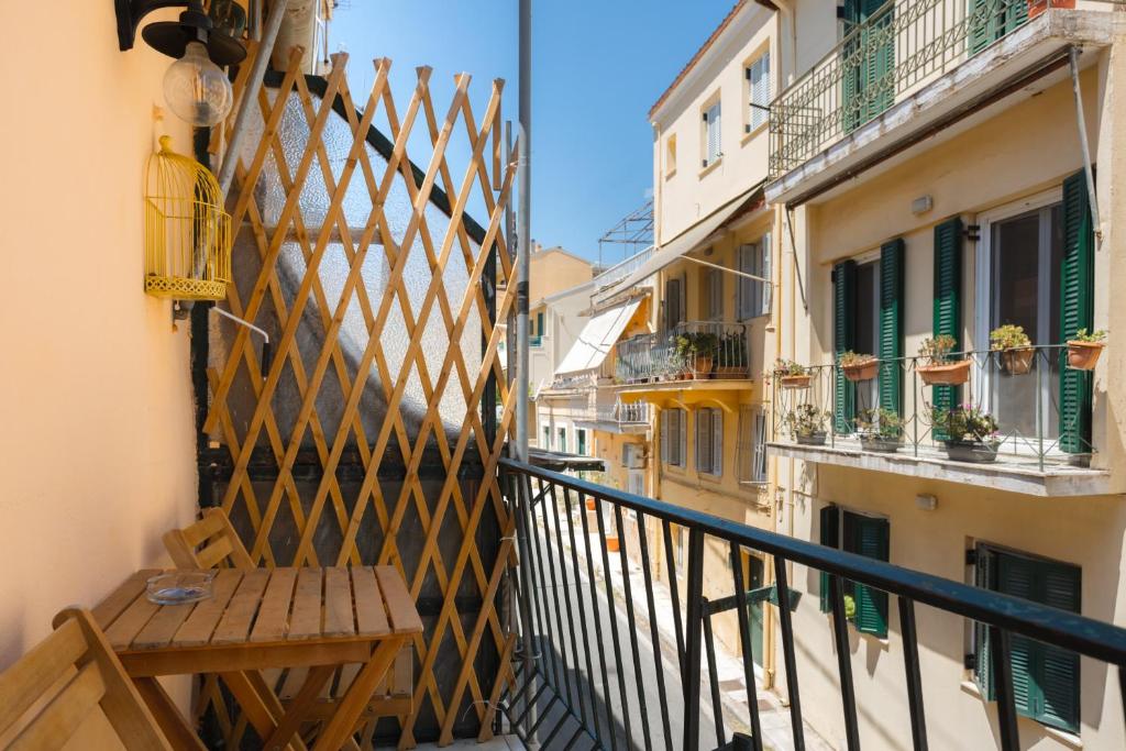 Cozy Loft near Port- Full Kitchen, AC, Parking 6