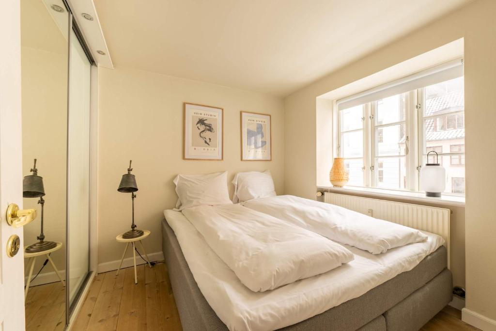 Bright Stay for Two Near Metro & City Sights 2