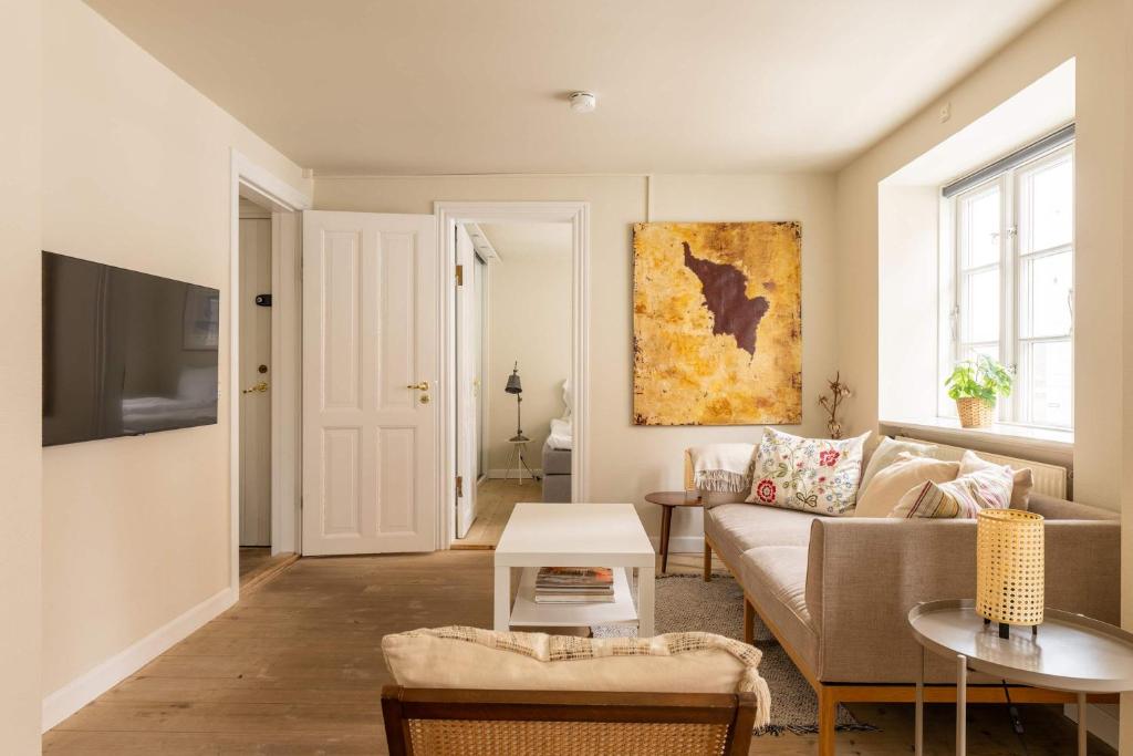 Bright Stay for Two Near Metro & City Sights 1