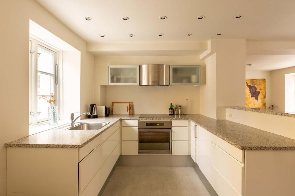 Bright Stay for Two Near Metro & City Sights 4