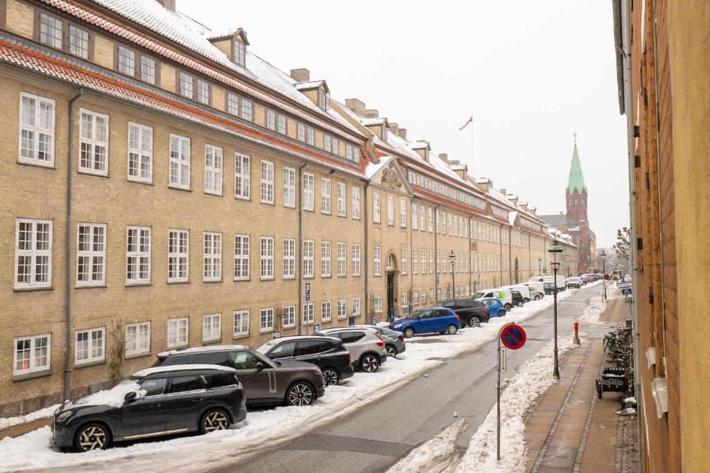 Bright Stay for Two Near Metro & City Sights 5