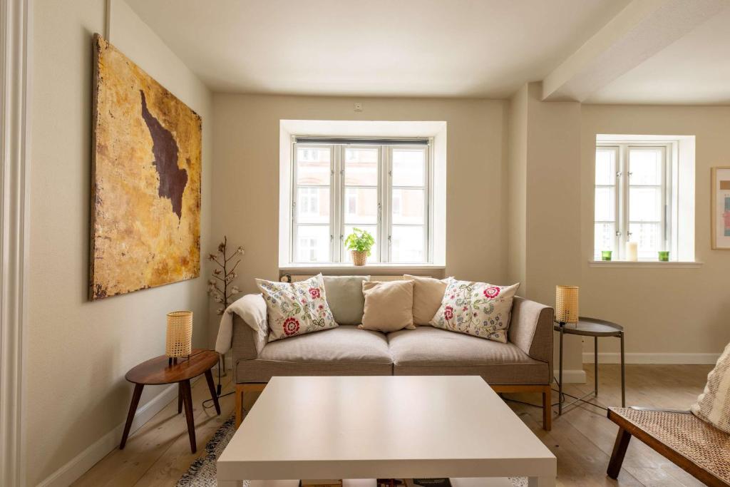 Bright Stay for Two Near Metro & City Sights 8