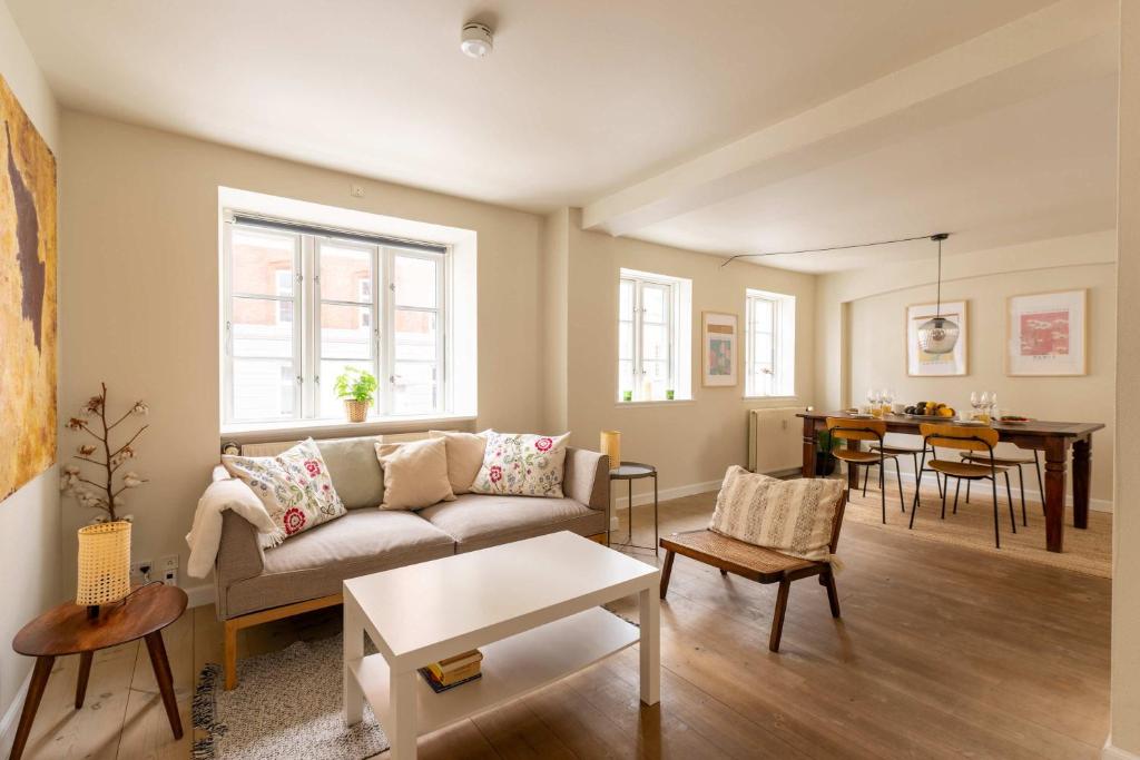 Bright Stay for Two Near Metro & City Sights 7