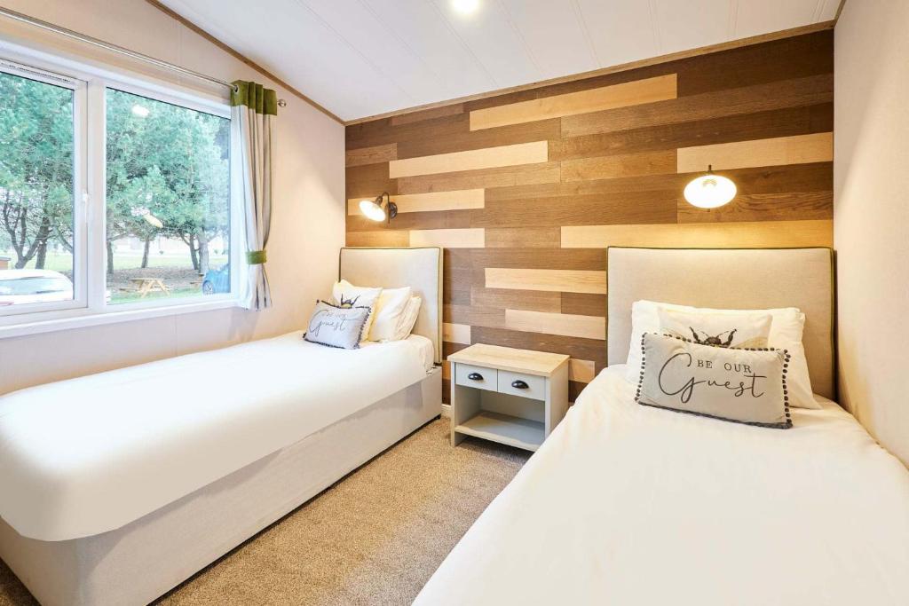 Cherry Lodge with Hot Tub 7