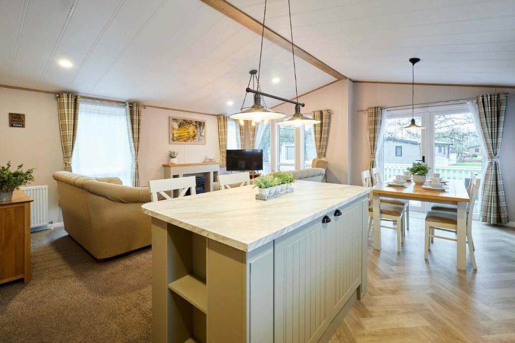 Cherry Lodge with Hot Tub 5