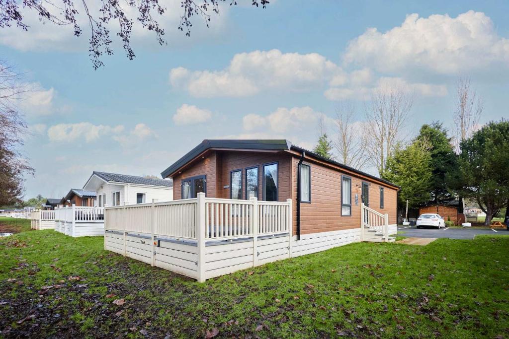 Cherry Lodge with Hot Tub 6
