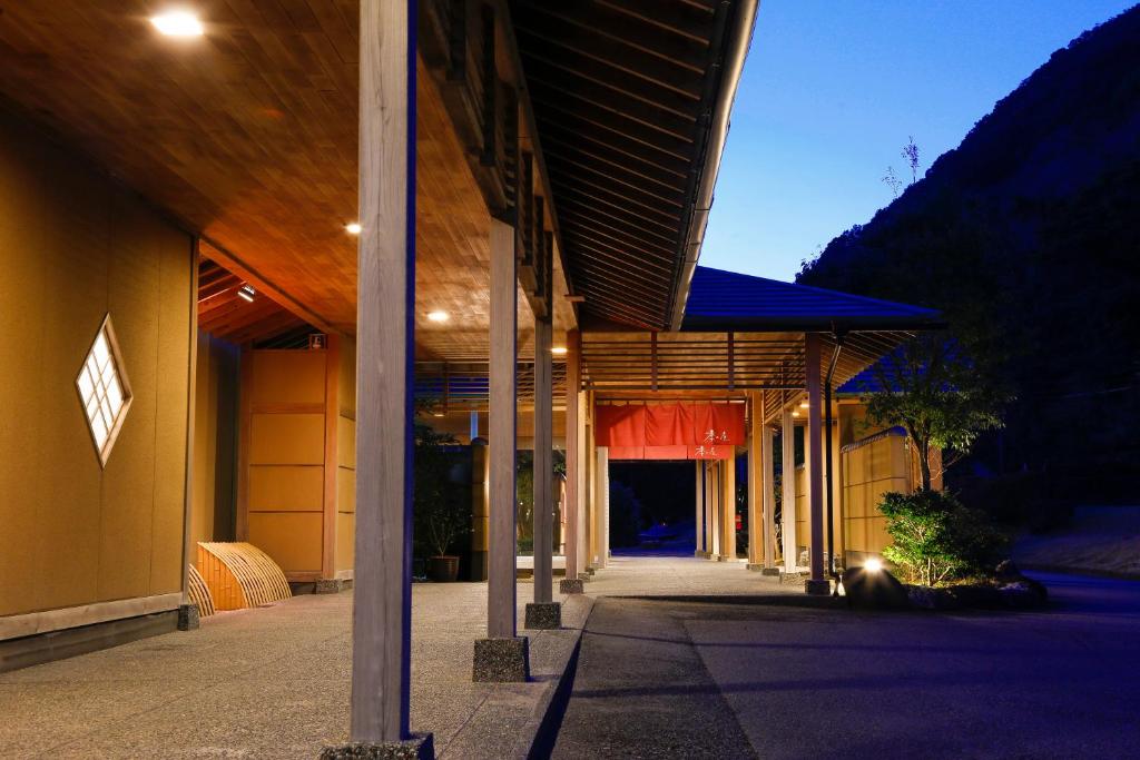 un couloir d'un immeuble avec des lumières allumées dans l'établissement Hotel Tokinoza, à Kihokucho