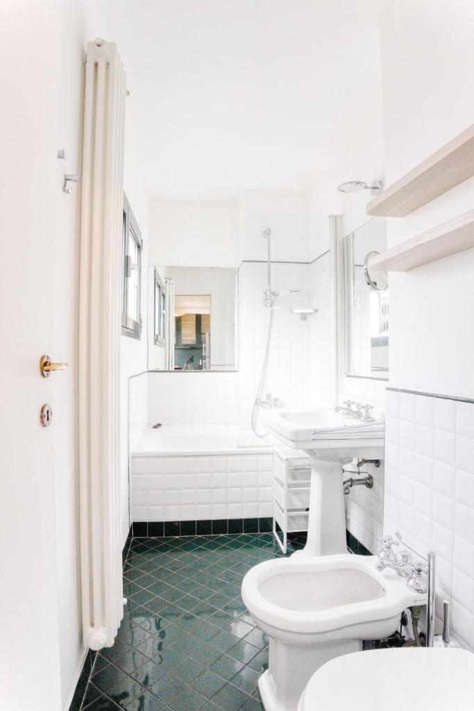 Duomo Charming Maison with Private Terrace - A Unique Milanese Experience 3