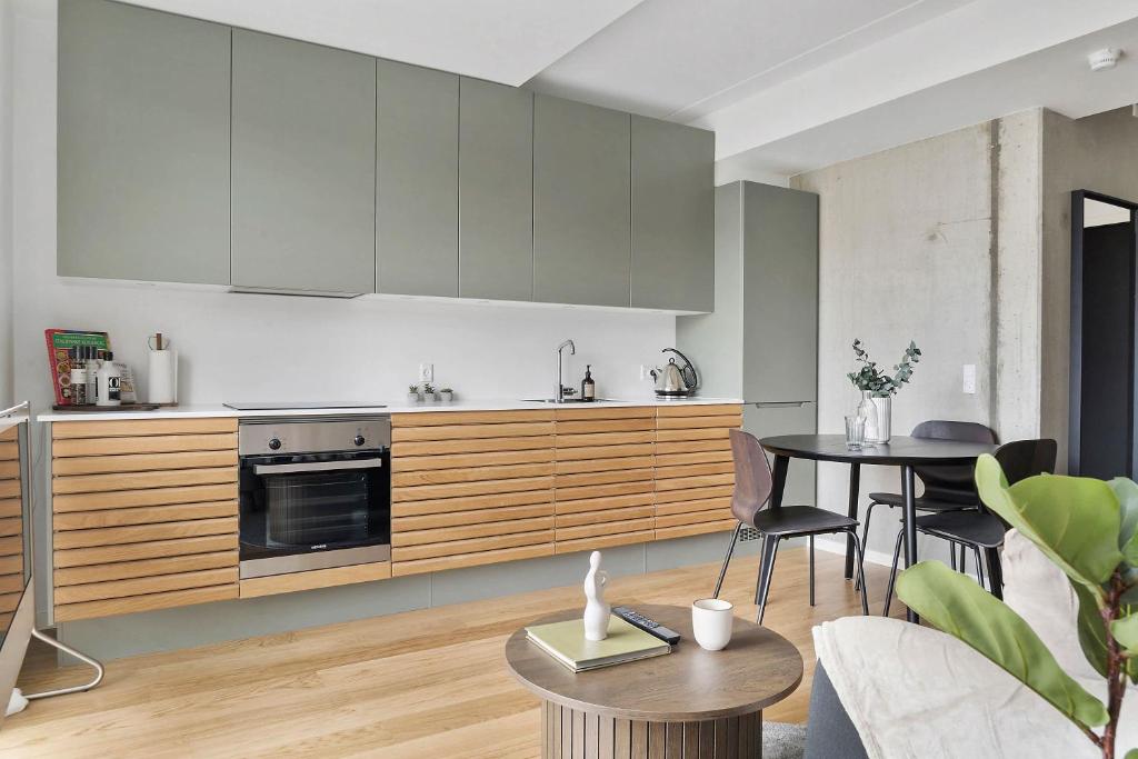 Modern & Stylish Apartment with Private Balcony 2