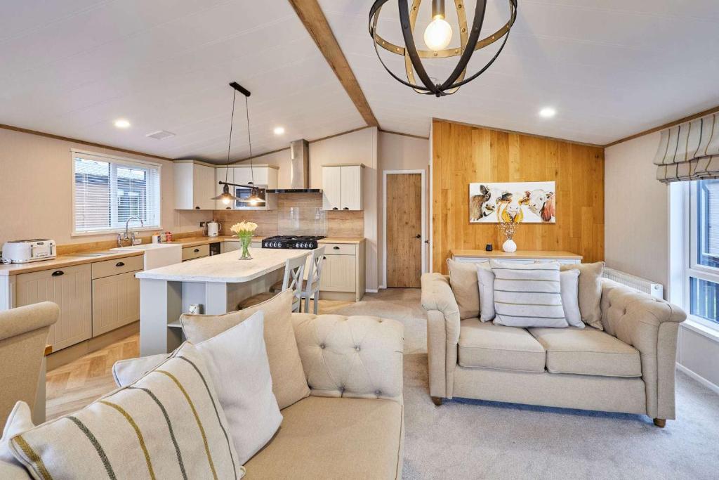 Huckleberry Lodge with Hot Tub 4