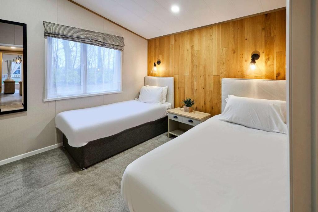 Huckleberry Lodge with Hot Tub 2
