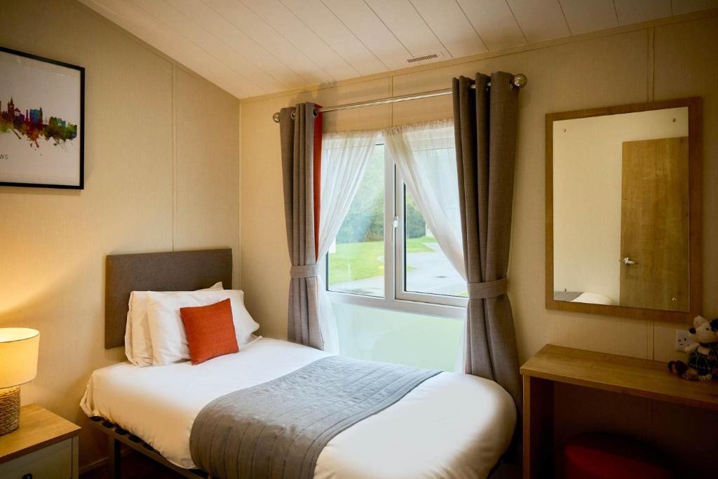 Heathery Lodge with Hot Tub 7