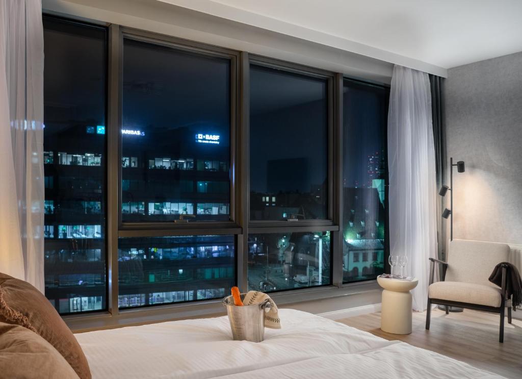ProperUNIT City Center Best View Apartment with AC 6