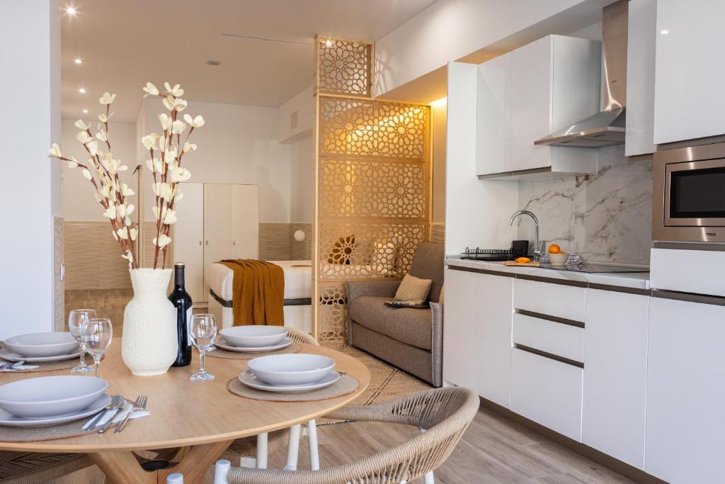 FLORIT FLATS - Urban Retreat Apartments - 4 Guests - AC & WiFi - 15 min to City Centre 3