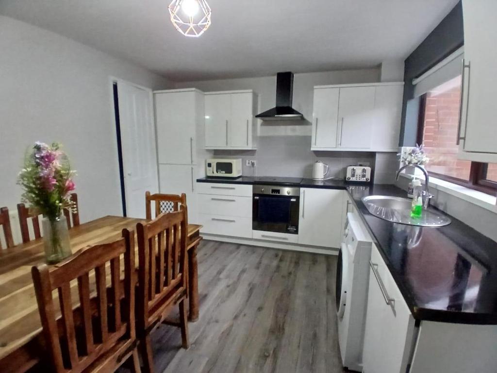 MASSIVE 4 Bed home walking distance to the City lights, perfect for business trips 4