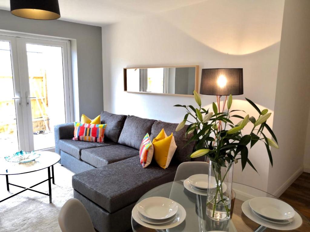 Modern Bright 1-2 Bed Apartments Oxford, with Free Parking ,OX4 Near BMW Science Park & Hospitals 2