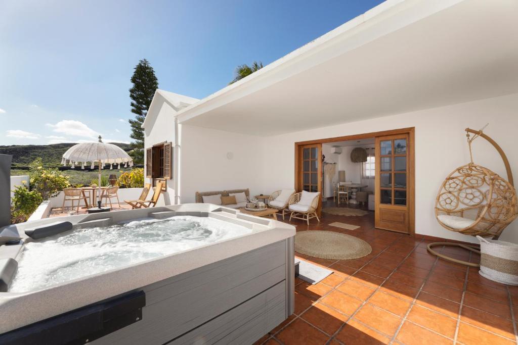 Home2Book Lanzarote Sunset & Jacuzzi House 1