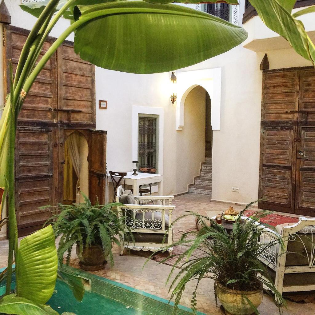 - un salon avec une piscine et des plantes dans l'établissement Riad Palacio De Las Especias, à Marrakech