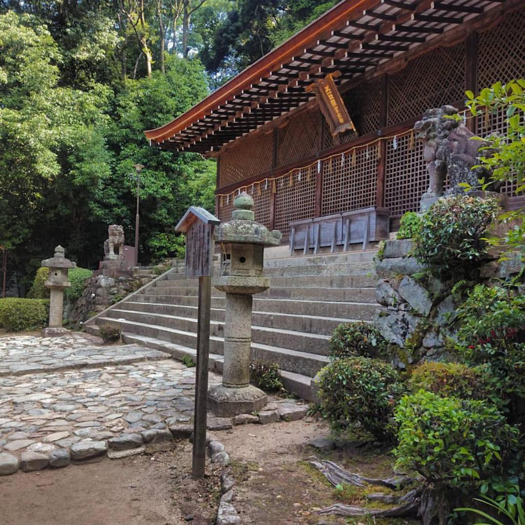un nourrisson d'oiseaux en pierre devant un bâtiment dans l'établissement add-Hostel Uji Cha-gan-ju-tei, à Uji