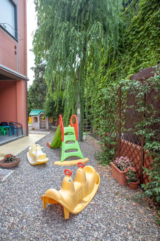 un groupe d'équipements de jeux pour enfants dans une cour dans l'établissement Residence La Palma, à Marina dʼAndora