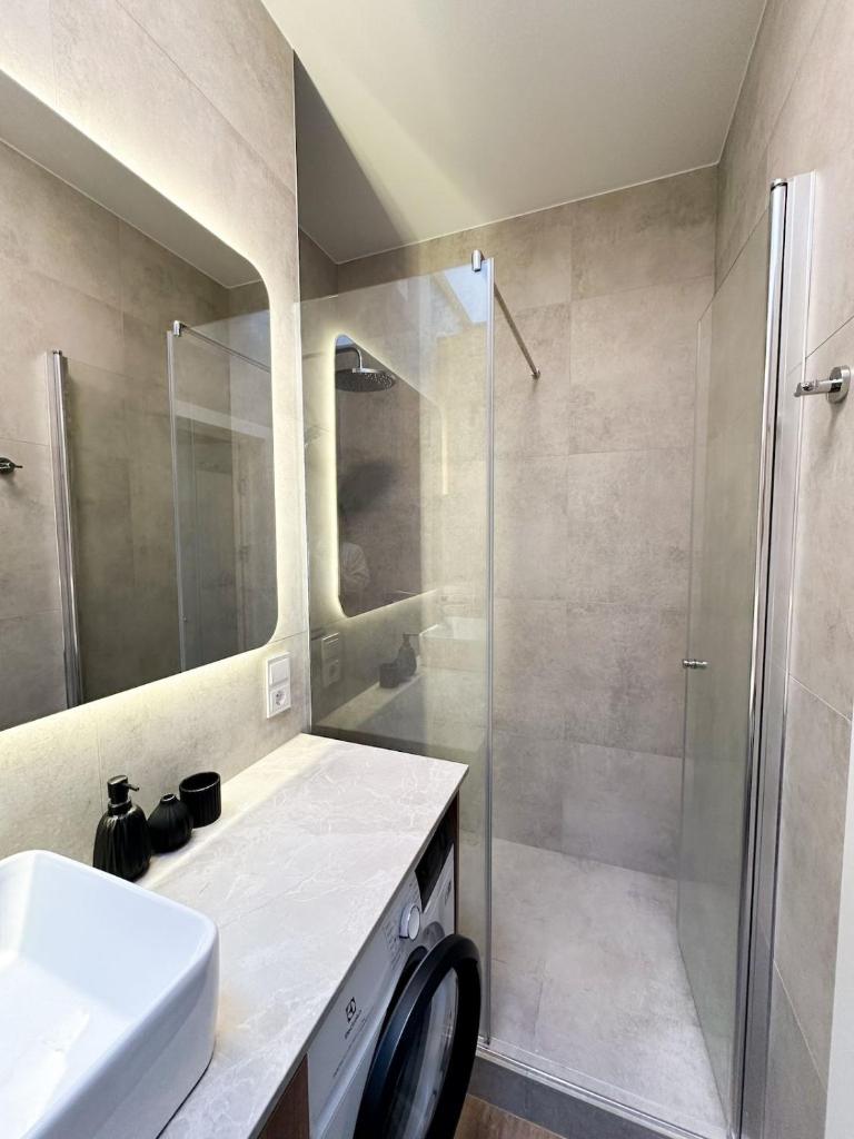 New 59 sqm Central Luxury Apartment with free parking 8
