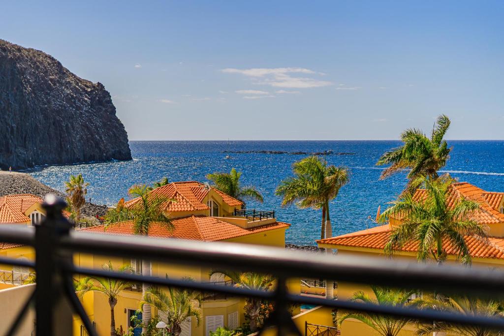 Villa Brisa Serena - Oceanfront & Jacuzzi 8