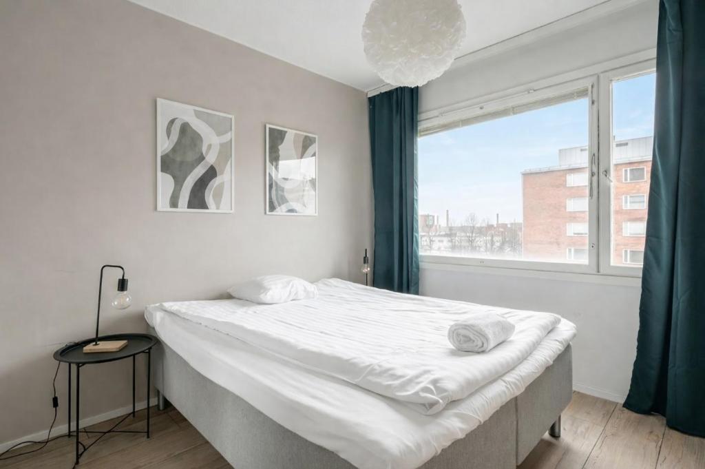 1BR Apt & Balcony next to Railway Station 3