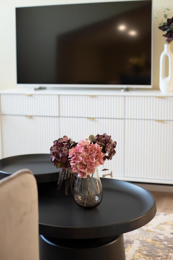 Modern City Studios In Town Centre - Lift, Self Check-in, AirCon & Smart TV 8