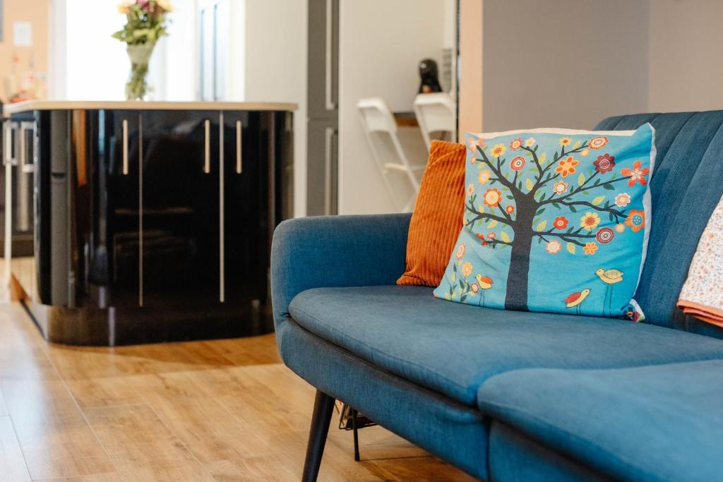 Charming Victorian Terrace near City with Free Parking 8