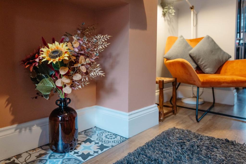 Charming Victorian Terrace near City with Free Parking 7