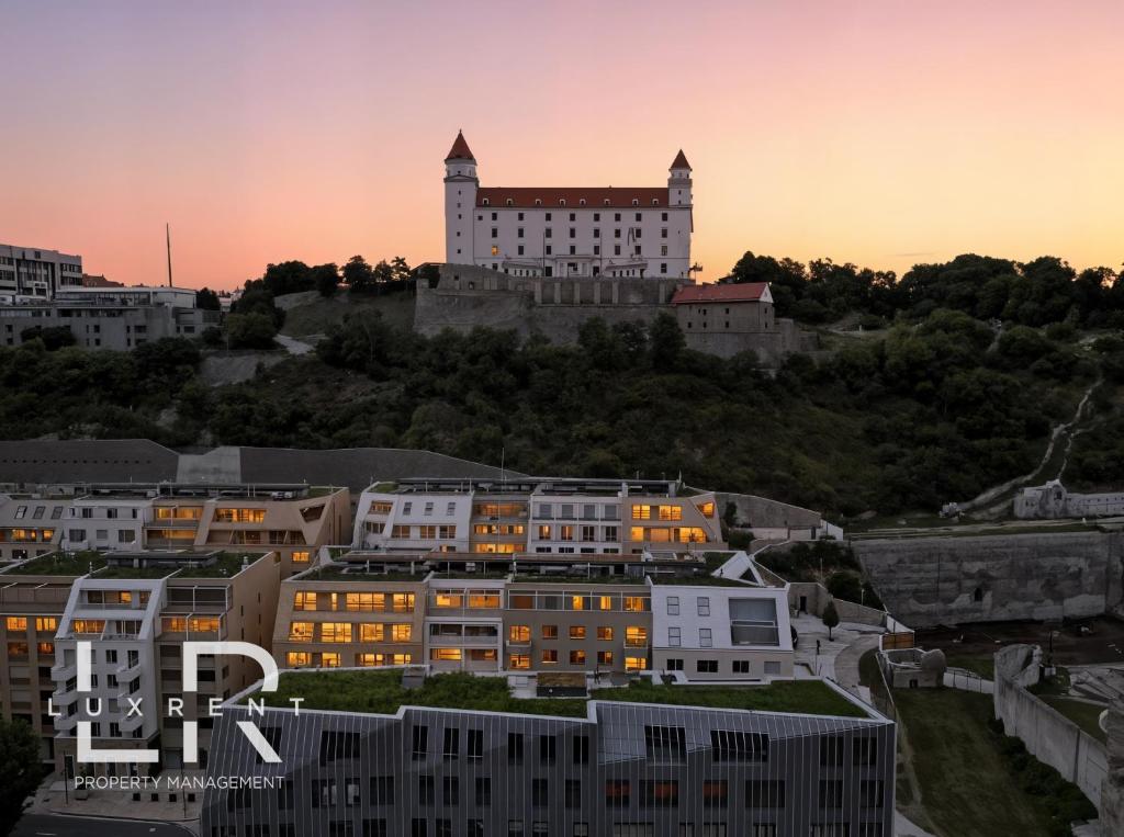 Castle-side Luxury Residence on Danube River bank,Free Parking 1