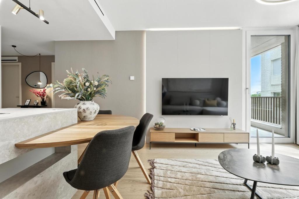 Castle-side Luxury Residence on Danube River bank,Free Parking 5