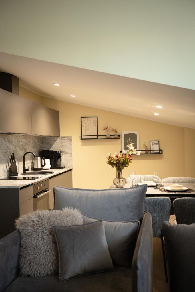 Modern City Studios In Town Centre - Lift, Self Check-in, AirCon & Smart TV 2