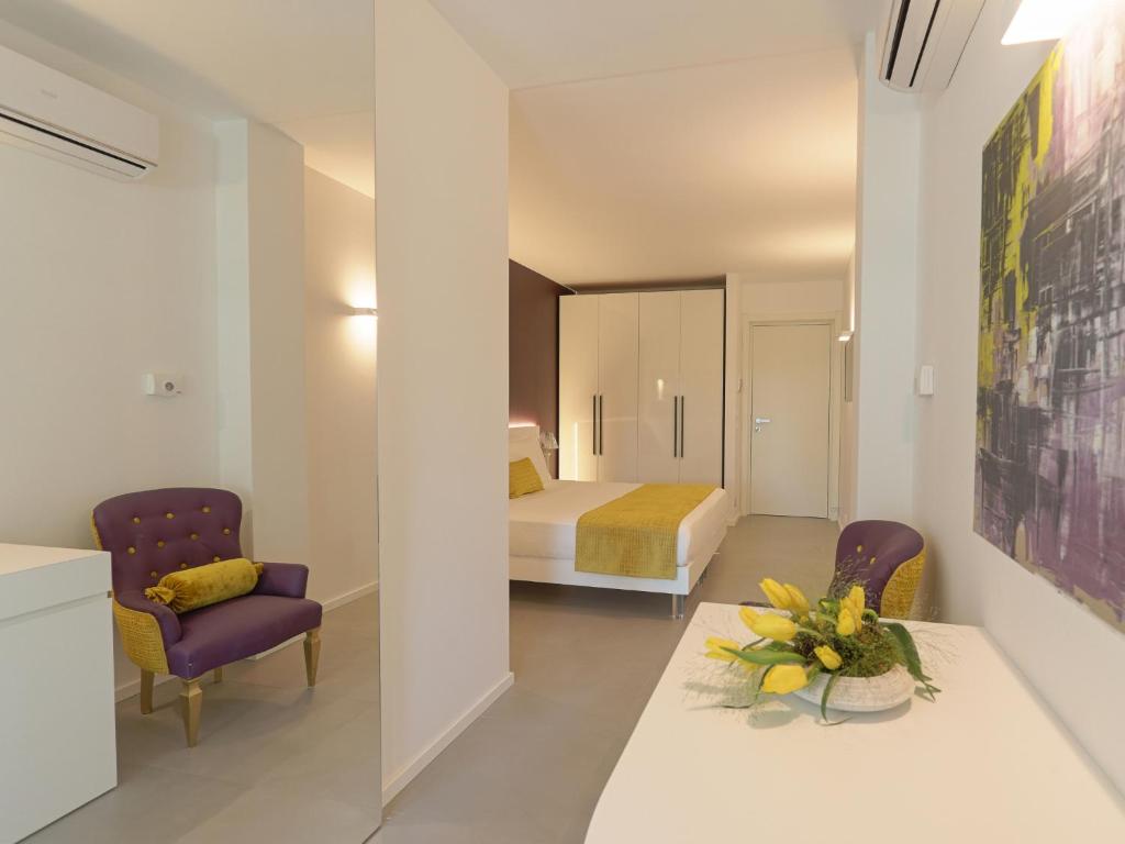 une chambre d'hôtel avec un lit, une table et des chaises dans l'établissement Il Giardino degli Dei, à San Leone 36 autres photos