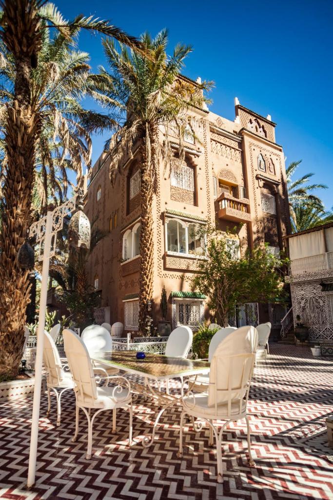 un groupe de chaises et une table devant un bâtiment dans l'établissement Riad Dar Sofian, à Zagora