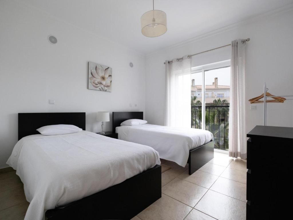 Pool View 3 Bed Apartment 8