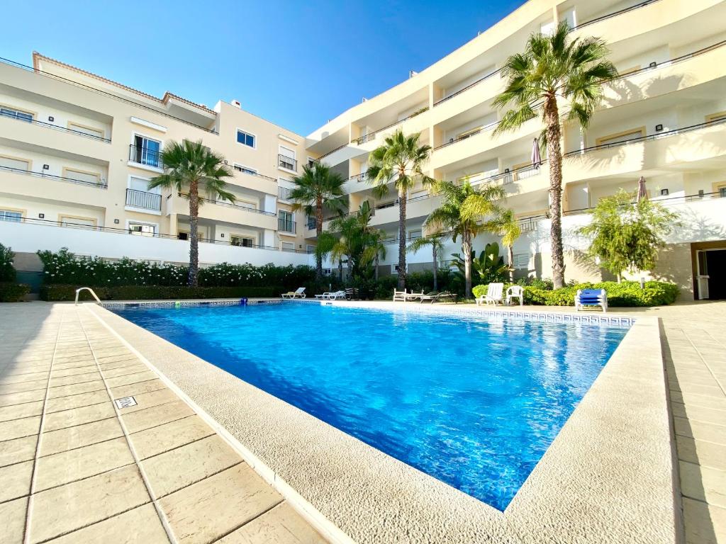 Pool View 3 Bed Apartment 4