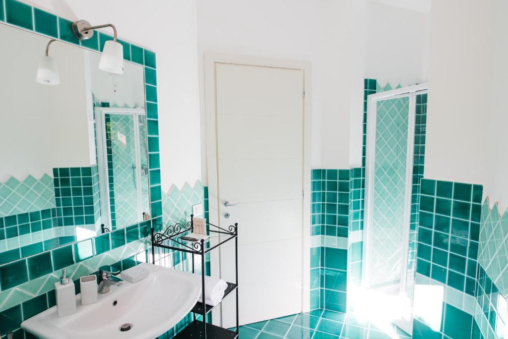 une salle de bain avec un lavabo et un miroir dans l'établissement Le Ville Le Saline, à Palau 130 autres photos