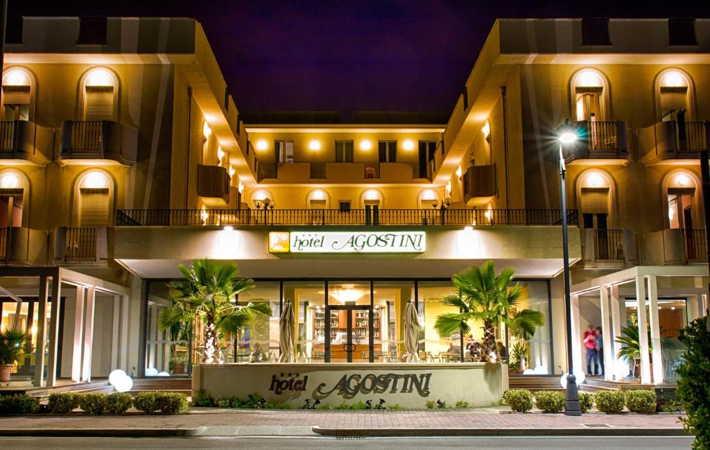 - un bâtiment donnant sur l'extérieur de l'hôtel la nuit dans l'établissement Hotel Agostini, à Bellaria-Igea Marina