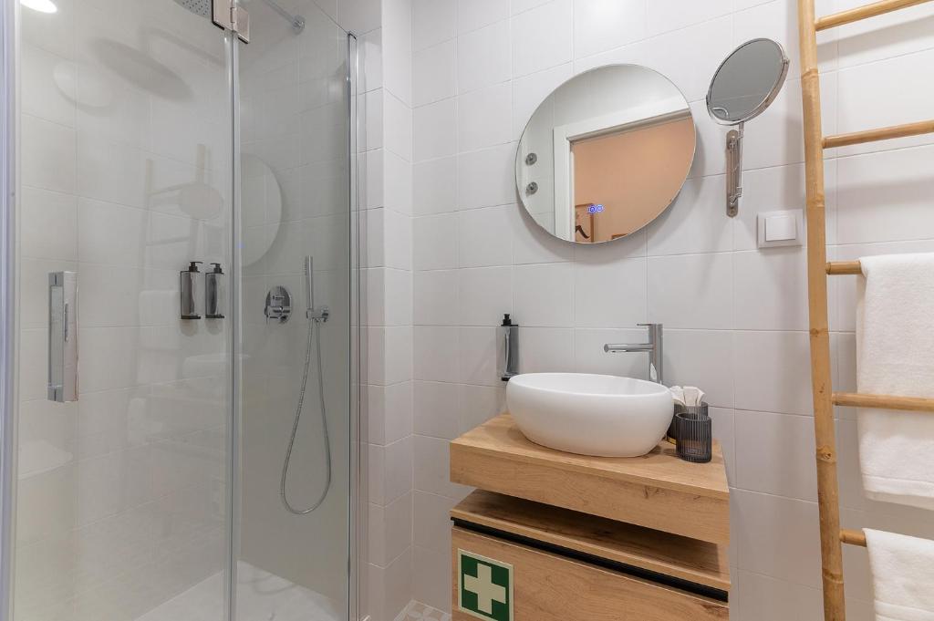 White Angel by Portas do Sol Apartments 4